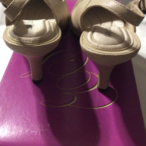 Easy Street Heels NEW - Picture 3 of 8